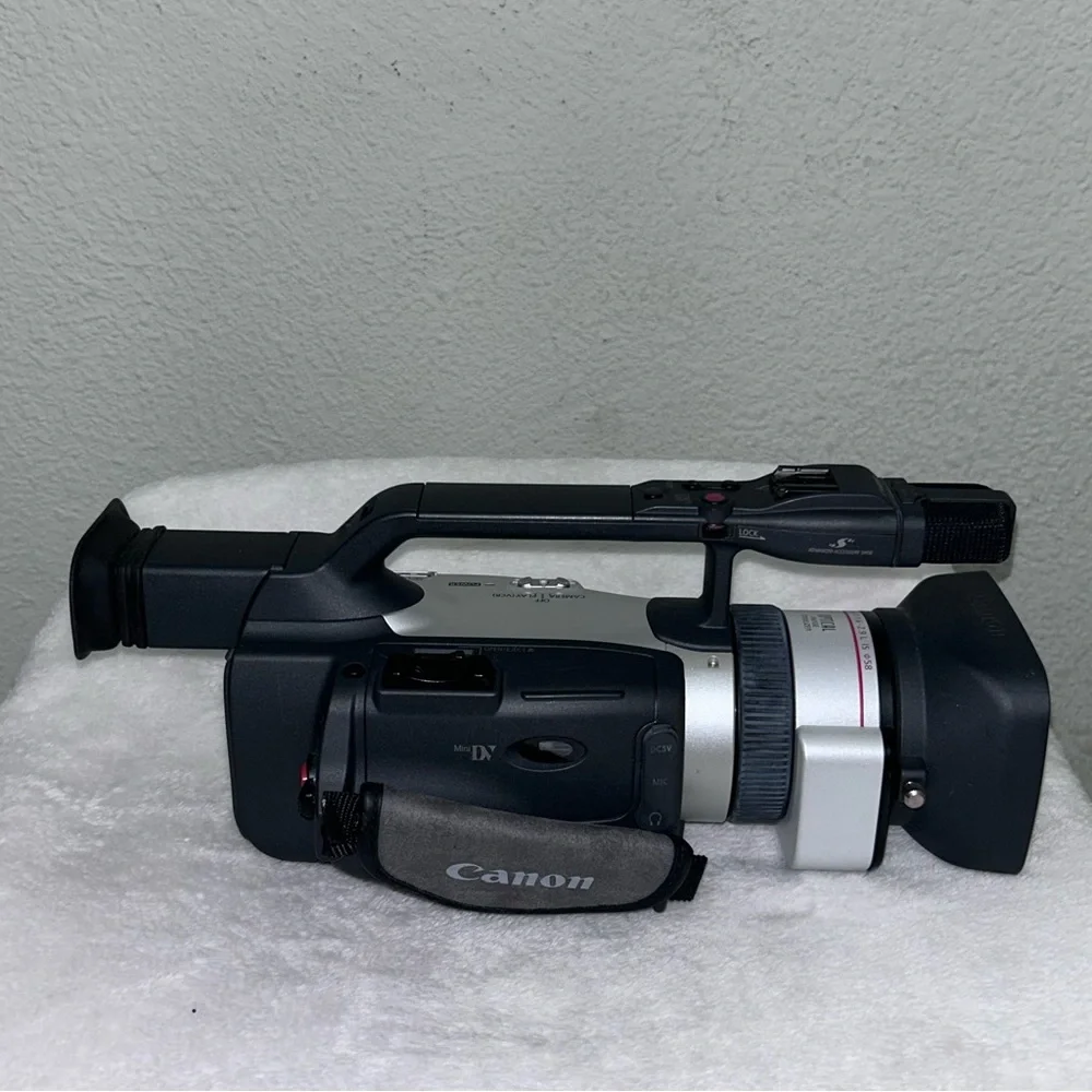 CANON DM-XM2 E - 3CCD DIGITAL VIDEO CAMCORDER XM2 PAL (TURNS ON) UNTESTED